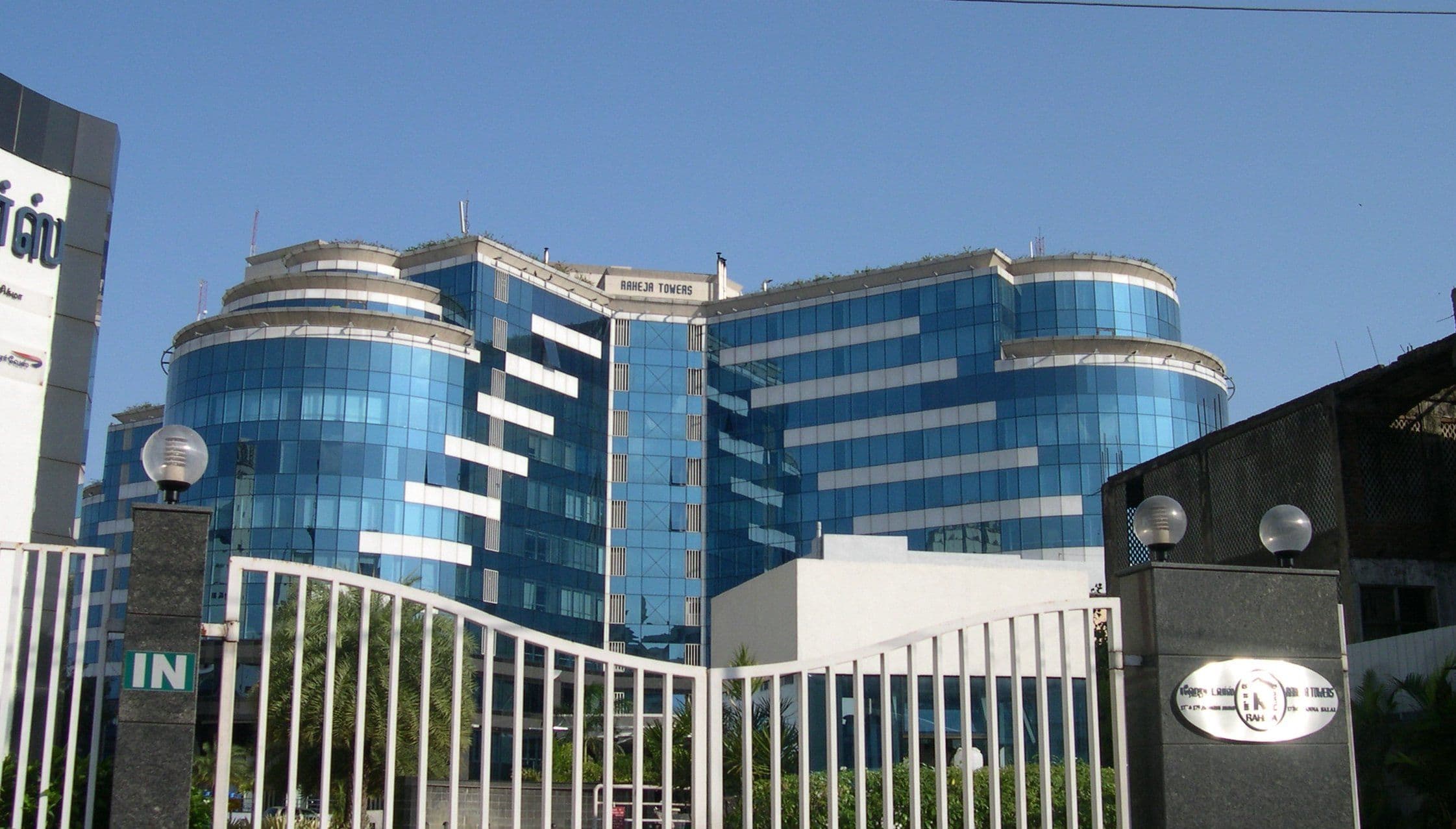 Thomas Associates, Raheja Towers, Chennai, 2001. Photo: Thomas Associates