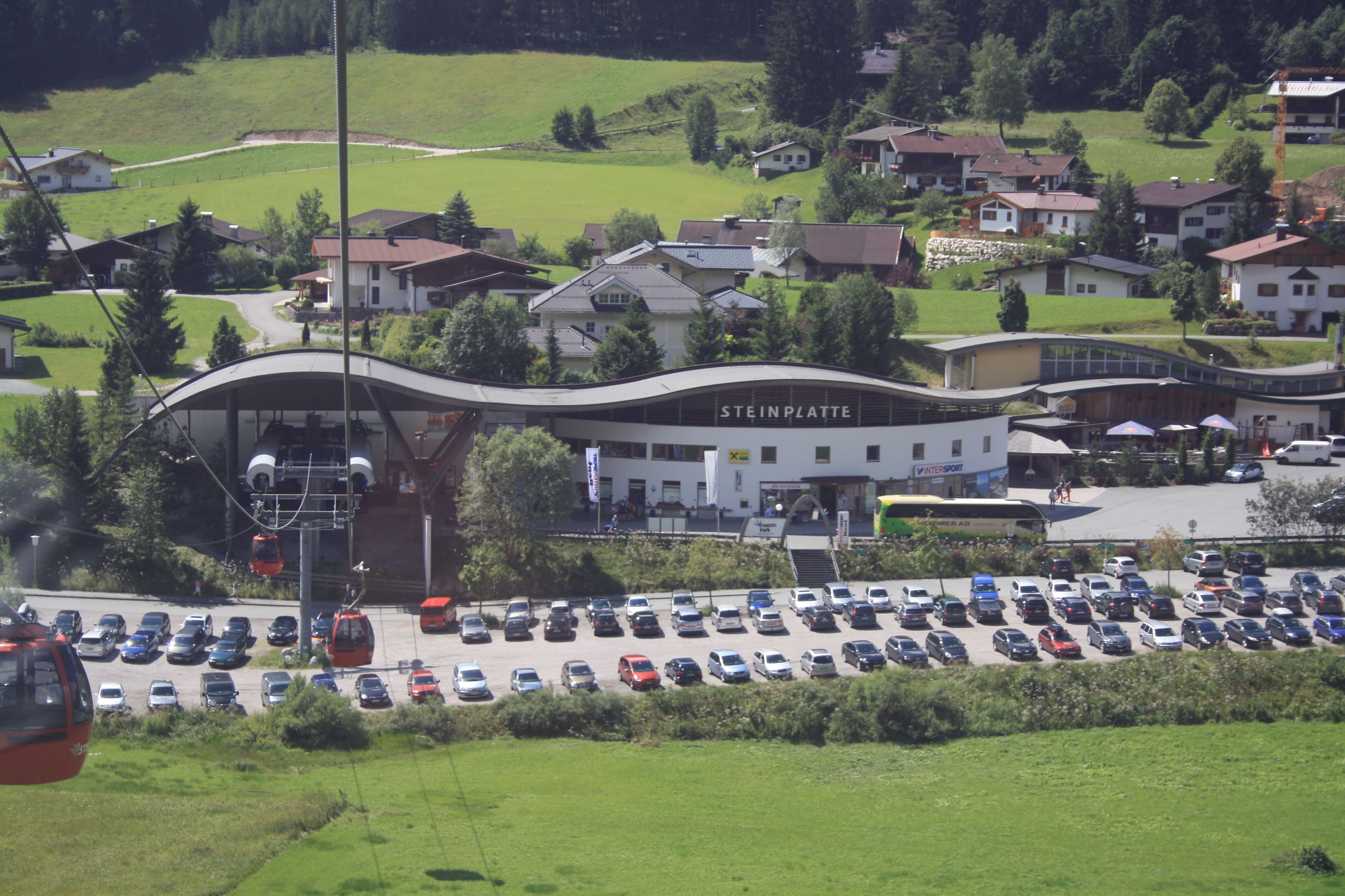Peter Thurner, Steinplattenbahn base station in Waidring, 1998. Badener, CC BY-SA 3.0 Wikimedia
